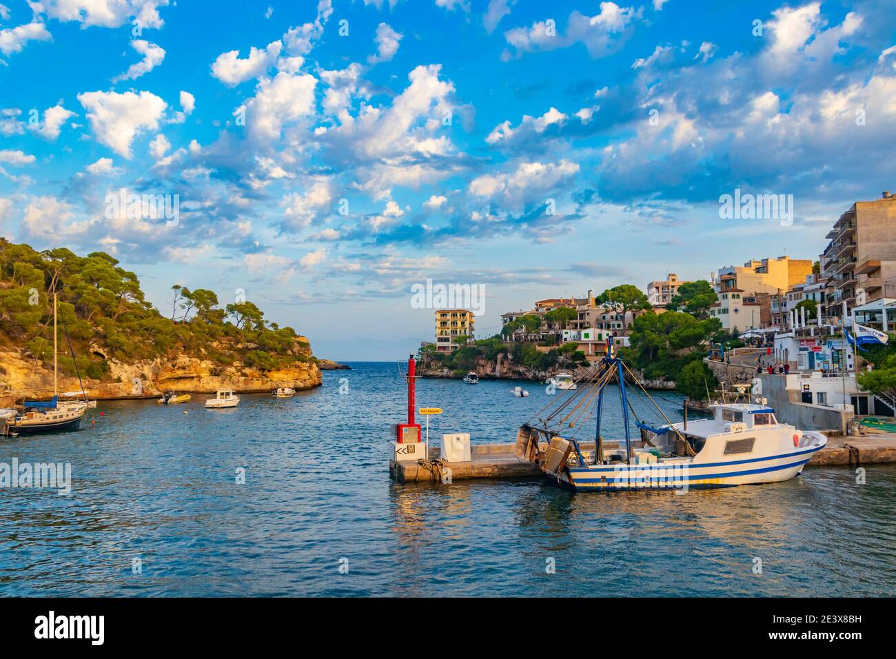 Panoramablick auf die Bucht und den Yachthafen von Cala Figuera auf Mallorca in Spanien. Stockfoto