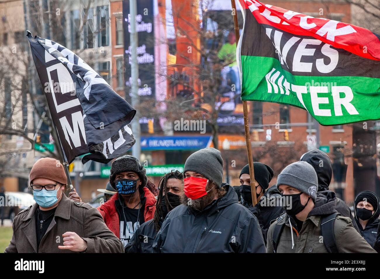 Die Demonstranten marschieren mit Flaggen der schwarzen Menschenwelt. Aktivistengruppen in Columbus kamen zusammen, um die "Einheitsfront gegen das rechtsextreme und kapitalistische System" zu bilden! Diese Demonstration begann am Rathaus von Columbus, marschierte zum Columbus Statehouse und endete mit einem marsch zurück zum Columbus City Hall. Linke Aktivistengruppen organisierten diese Veranstaltung, weil sie das Gefühl hatten, dass sie ihre Präsenz der extremen Rechten bekannt machen müssten, nachdem Anhänger des früheren Präsidenten Donald J. Trump am 6. Januar 2021 das Kapitol der Vereinigten Staaten durchbrochen hatten. Stockfoto