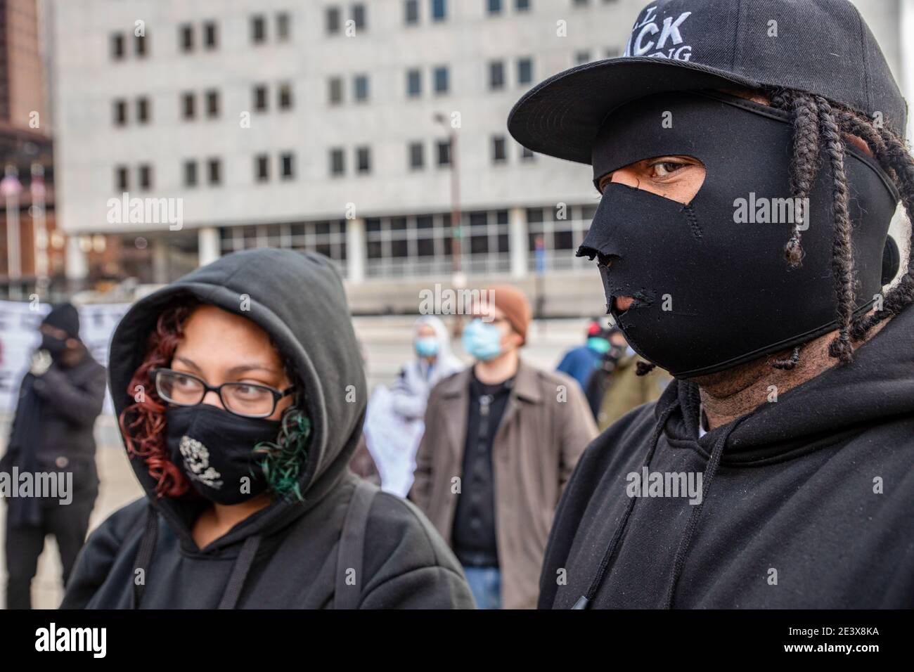 Demonstranten tragen Masken, um ihre Identität zu schützen. Aktivistengruppen in Columbus kamen zusammen, um die "Einheitsfront gegen das rechtsextreme und kapitalistische System" zu bilden! Diese Demonstration begann am Rathaus von Columbus, marschierte zum Columbus Statehouse und endete mit einem marsch zurück zum Columbus City Hall. Linke Aktivistengruppen organisierten diese Veranstaltung, weil sie das Gefühl hatten, dass sie ihre Präsenz der extremen Rechten bekannt machen müssten, nachdem Anhänger des früheren Präsidenten Donald J. Trump am 6. Januar 2021 das Kapitol der Vereinigten Staaten durchbrochen hatten. Stockfoto