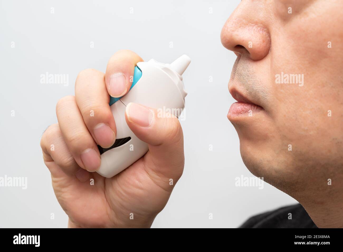 Nahaufnahme EINES reifen Mannes mit einem Nasenspray. Stockfoto