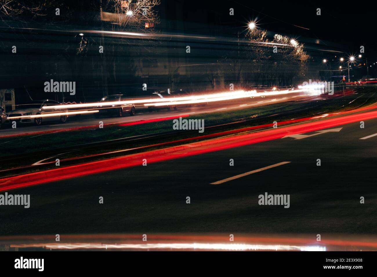Moving Autos und Straßenbahn Stockfoto