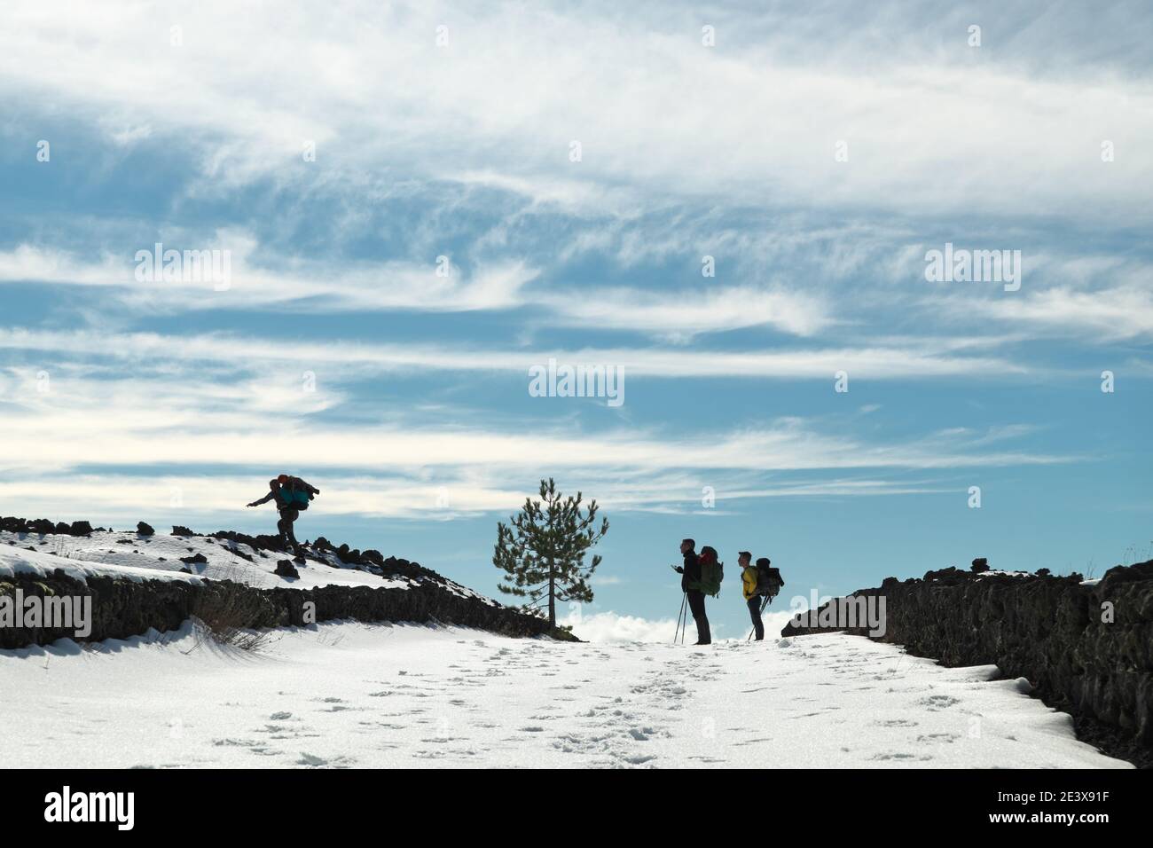 Wanderer machen ein Foto auf Pfad schneebedeckt von Ätna Park ein touristisches Ziel von Sizilien Outdoor-Tourismus und Natur Stockfoto