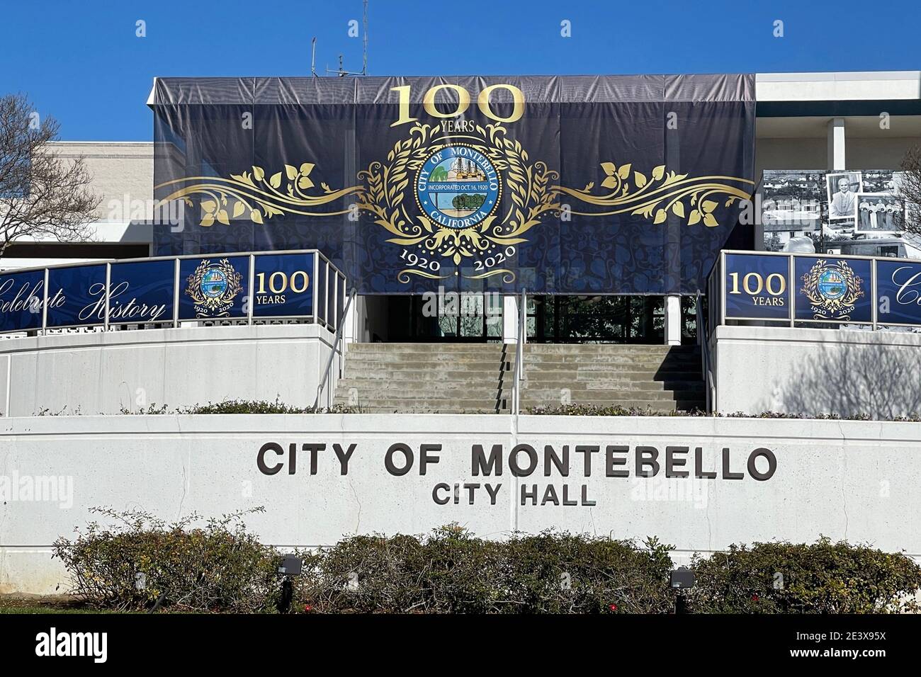 Stadt Montebello 100 Jahre Banner im Rathaus von Montebello, Mittwoch, 20. Januar 2021, in Montebello, Kalifornien. Stockfoto