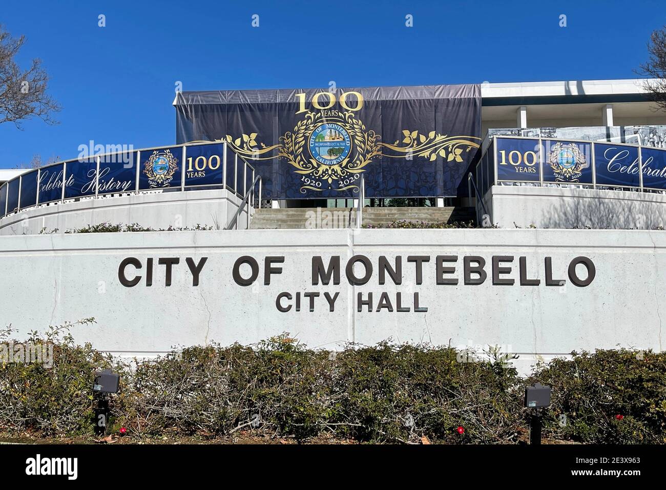 Stadt Montebello 100 Jahre Banner im Rathaus von Montebello, Mittwoch, 20. Januar 2021, in Montebello, Kalifornien. Stockfoto