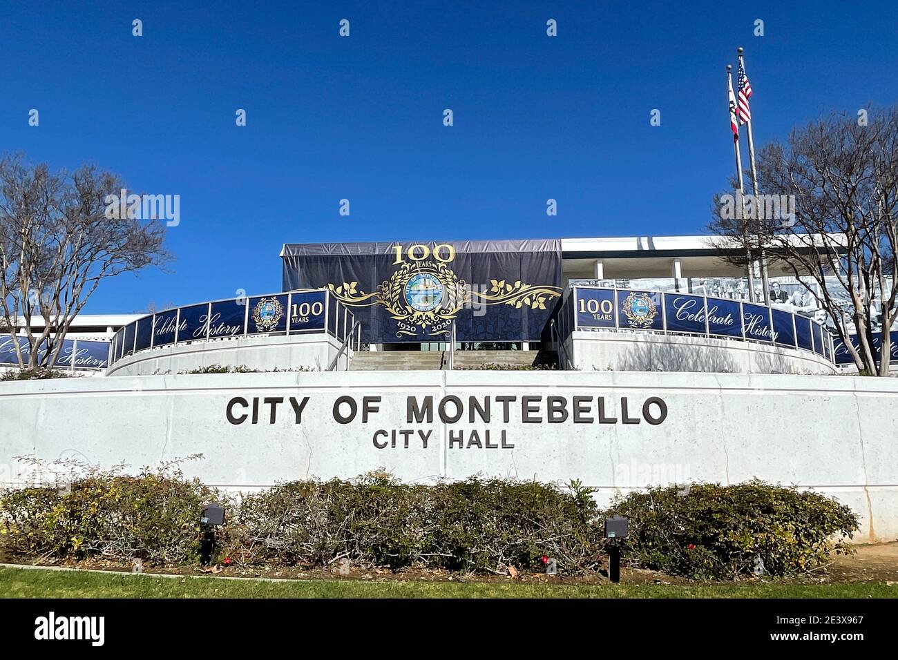 Stadt Montebello 100 Jahre Banner im Rathaus von Montebello, Mittwoch, 20. Januar 2021, in Montebello, Kalifornien. Stockfoto