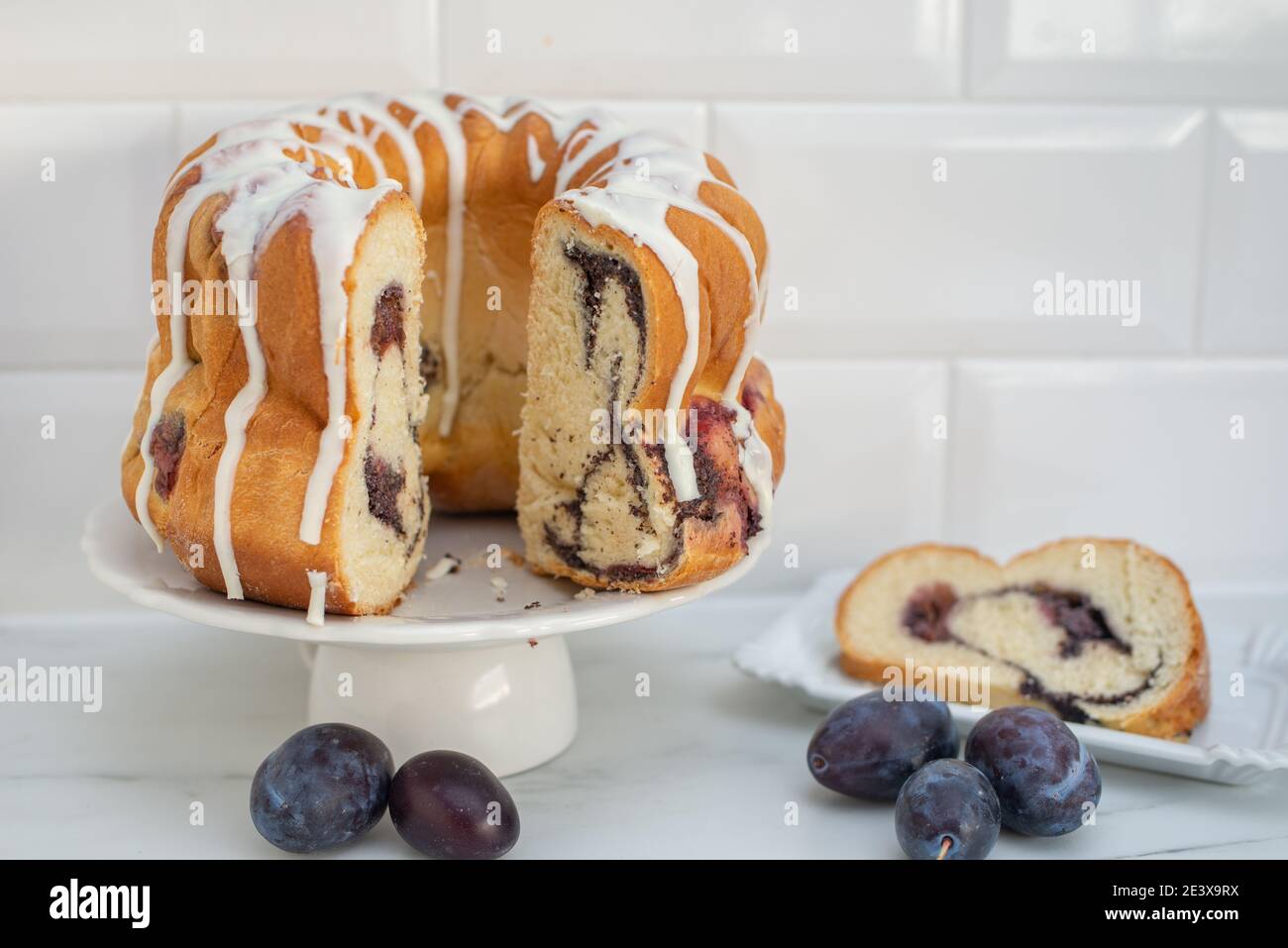 Typisch deutscher Mohn Pflaume Gugelhupf Kuchen auf einem Tisch Stockfoto