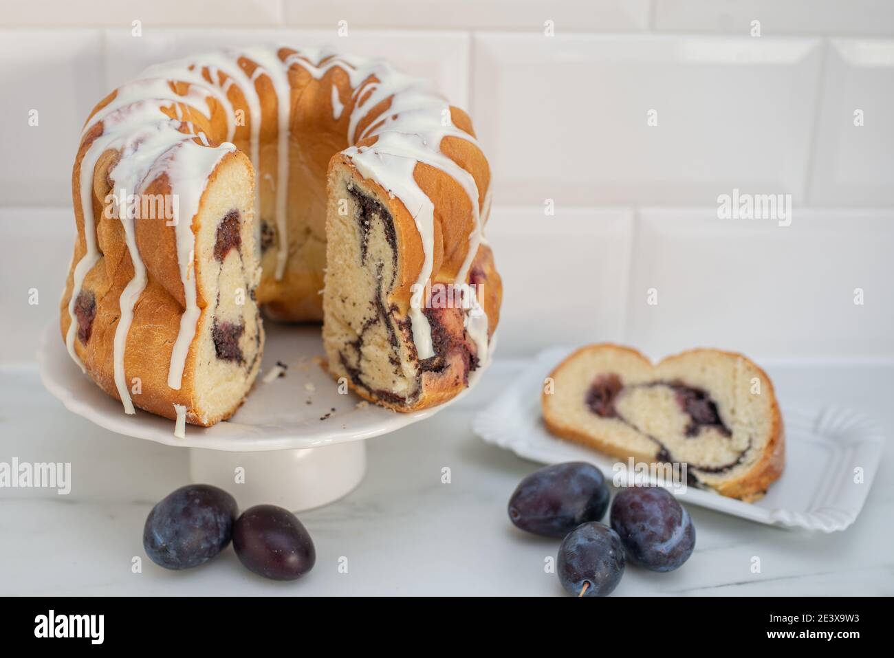Typisch deutscher Mohn Pflaume Gugelhupf Kuchen auf einem Tisch Stockfoto