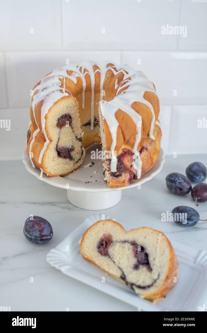 Typisch deutscher Mohn Pflaume Gugelhupf Kuchen auf einem Tisch Stockfoto