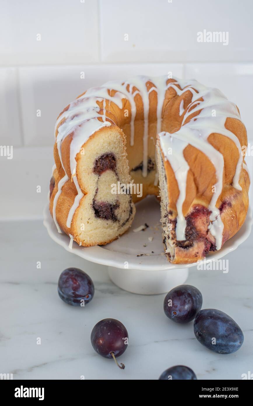 Typisch deutscher Mohn Pflaume Gugelhupf Kuchen auf einem Tisch Stockfoto