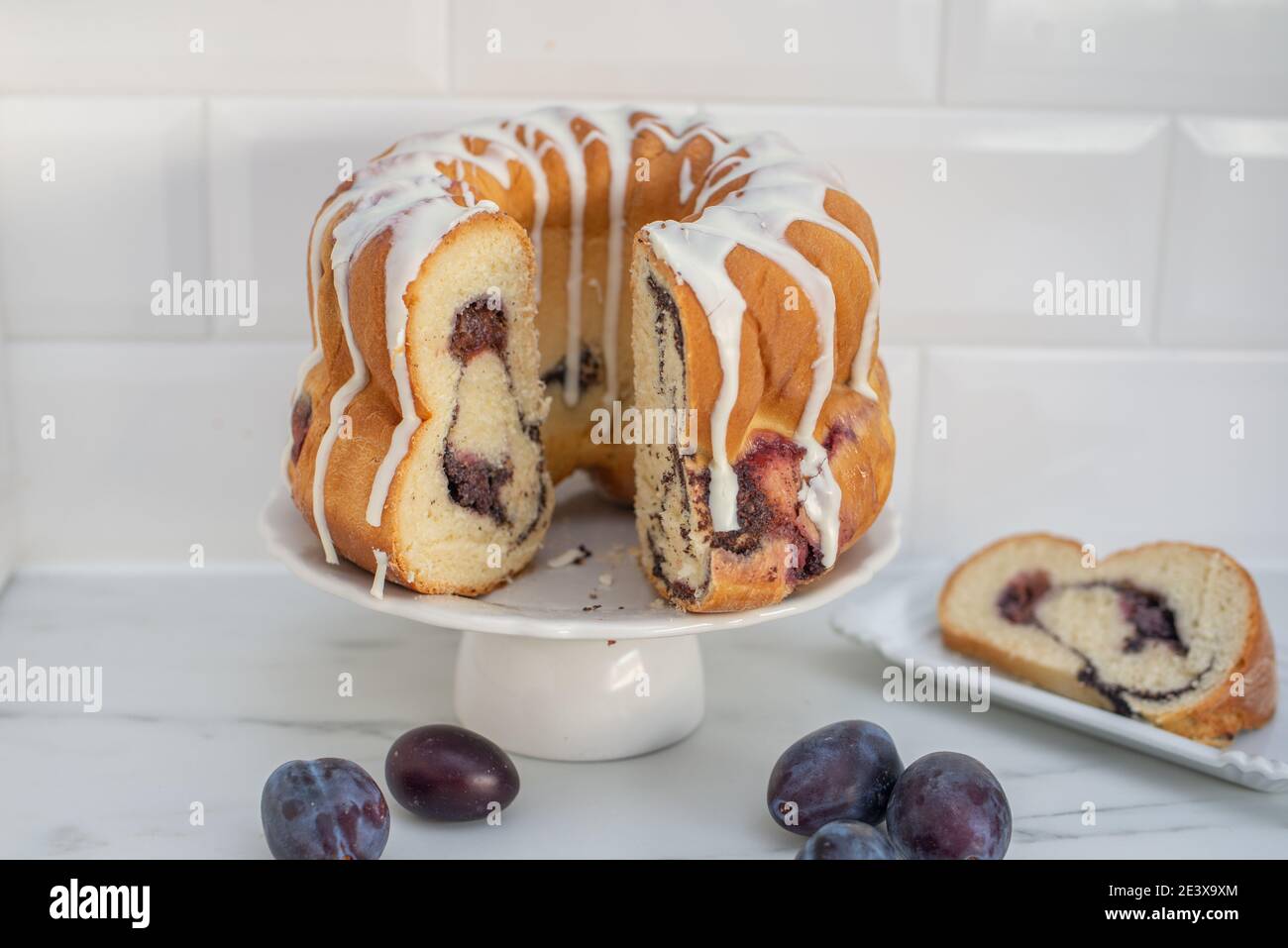Typisch deutscher Mohn Pflaume Gugelhupf Kuchen auf einem Tisch Stockfoto