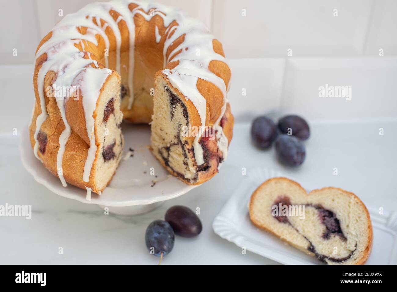 Typisch deutscher Mohn Pflaume Gugelhupf Kuchen auf einem Tisch Stockfoto
