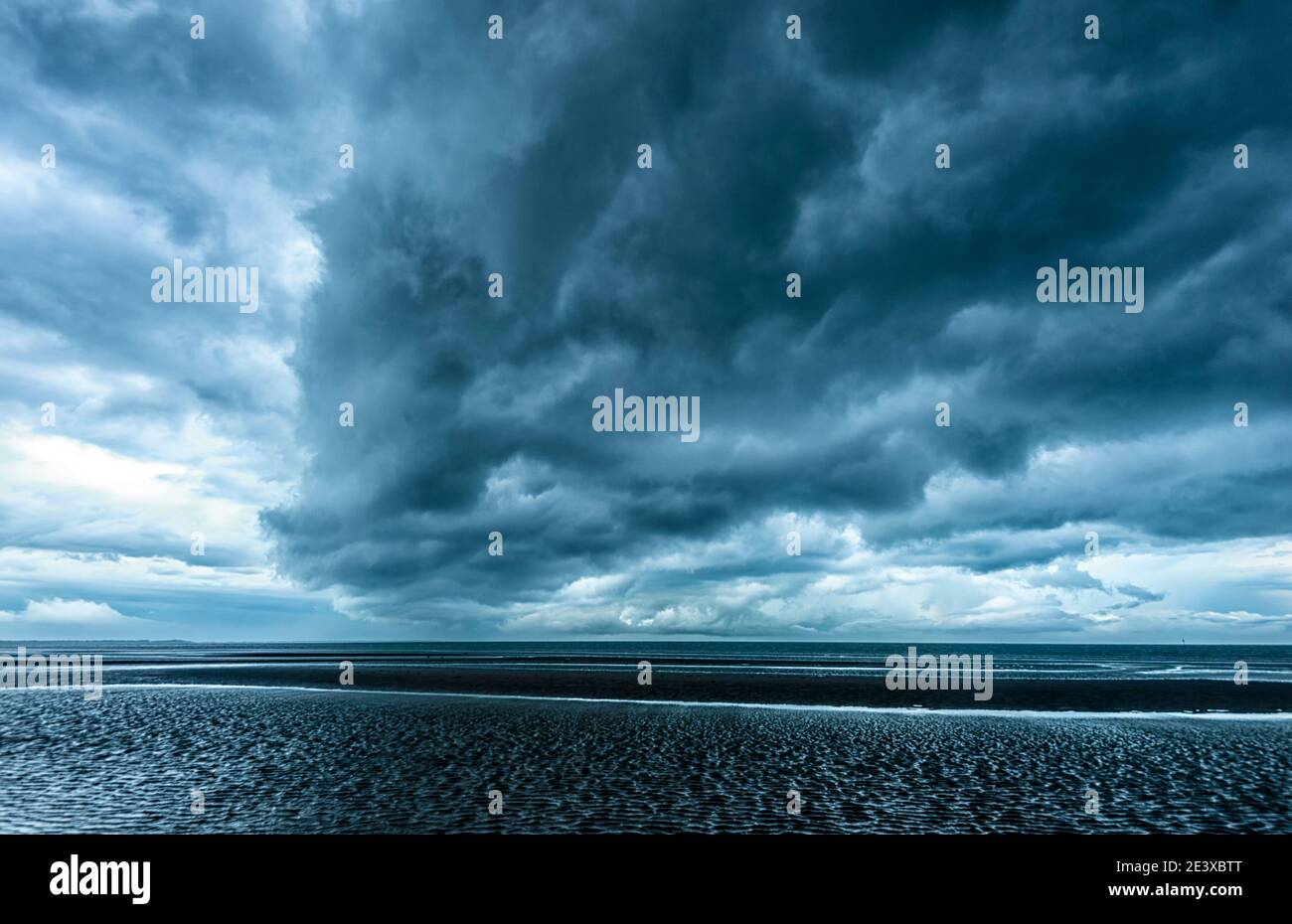 Schwerer Sturm mit schwarzen Wolken über dem Meer bei Beachmere, Queensland, QLD, Australien Stockfoto