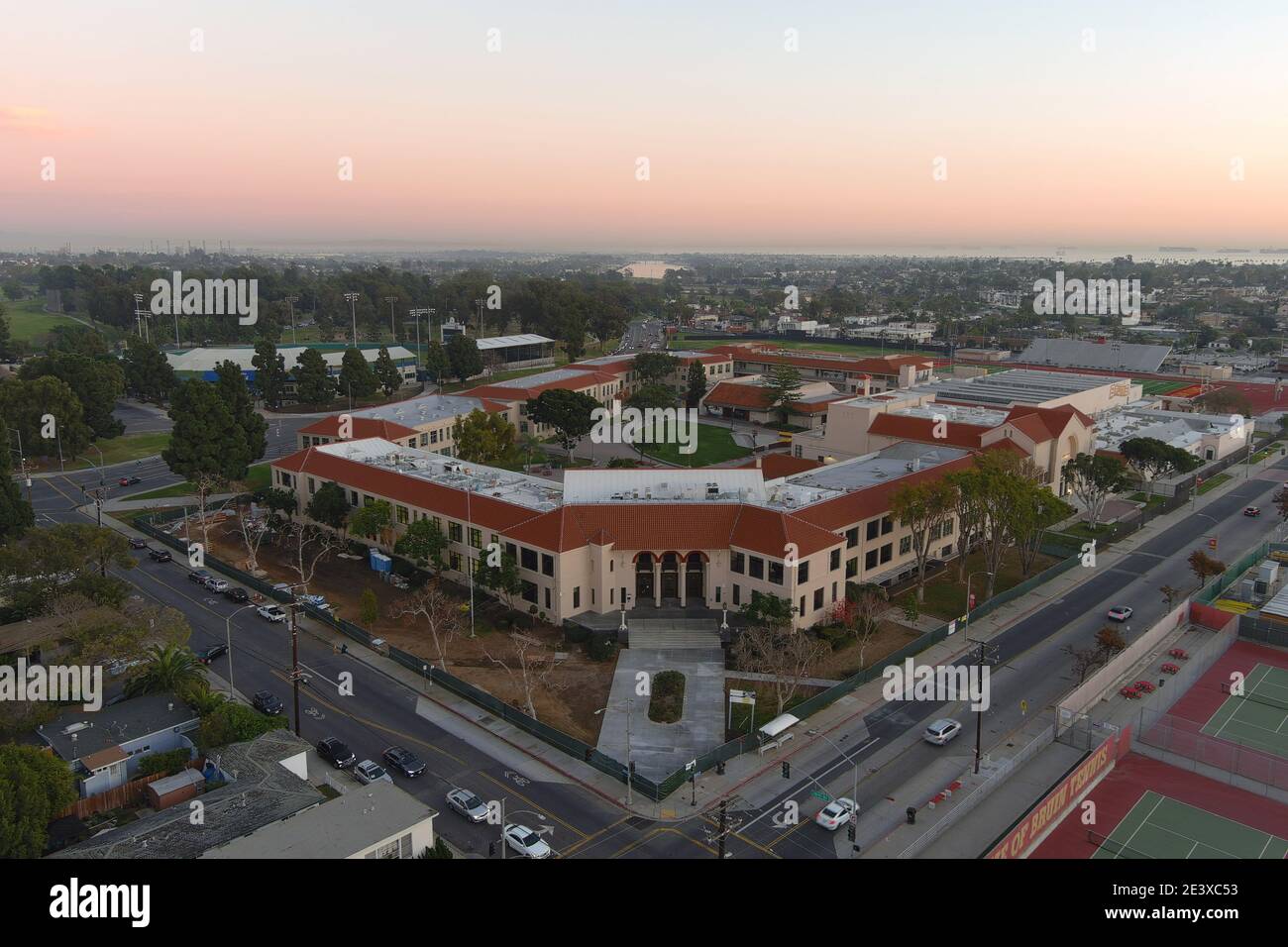 Eine Luftaufnahme des Long Beach Wilson High School Campus, Samstag, 9. Januar 2021, in Long Beach, Kalifornien. Stockfoto