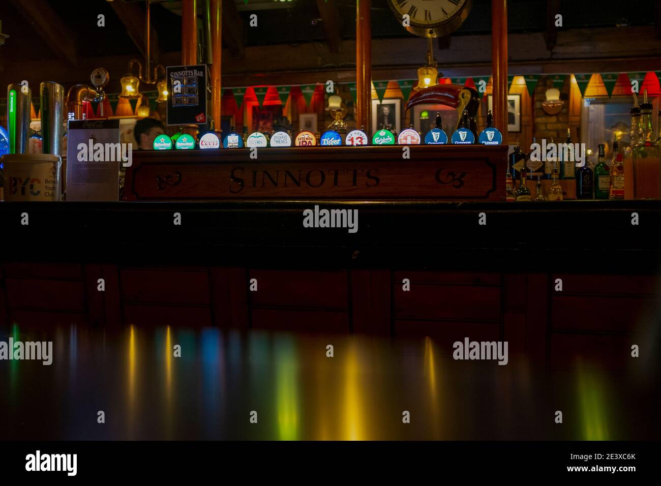 Blick auf die Wasserhähne von einem Tisch in der Sinnotts Bar, St Stephens Green, Dublin Irland; Spiegelung des Lichts auf dem Tisch gibt abstrakte Wirkung Stockfoto