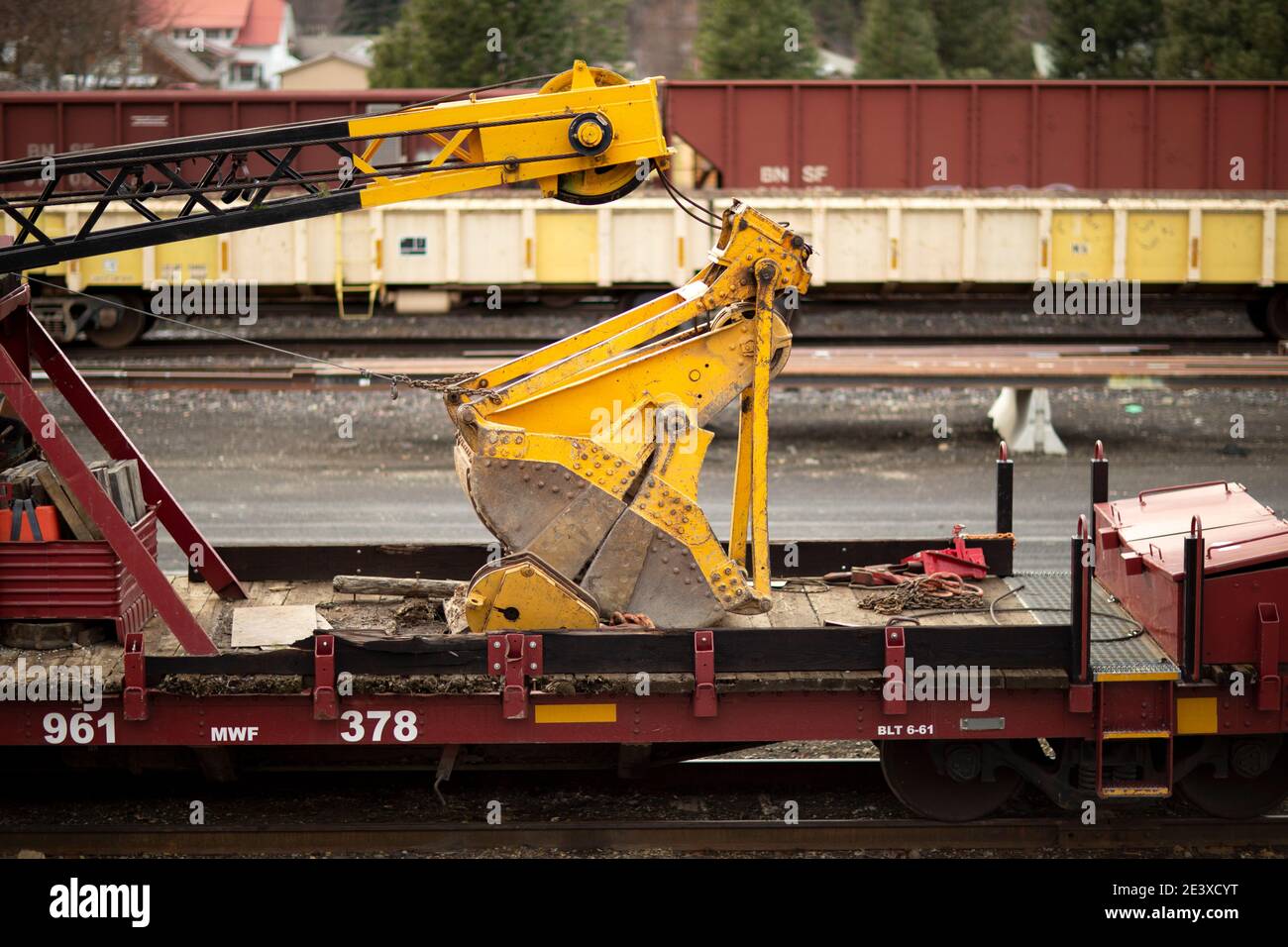 Ein Clamshell-Eimer auf einem BNSF American Hoist & Derrick Co., Modell 840 DE, 40-50 Tonnen, Diesel-Elektro-Lokkran, ca., auf den Gleisen am Railro Stockfoto