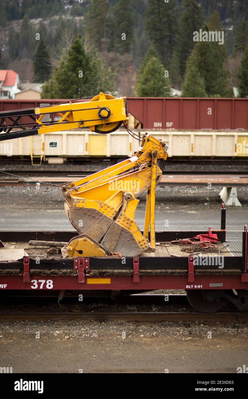 Ein Clamshell-Eimer auf einem BNSF American Hoist & Derrick Co., Modell 840 DE, 40-50 Tonnen, Diesel-Elektro-Lokkran, ca., auf den Gleisen am Railro Stockfoto