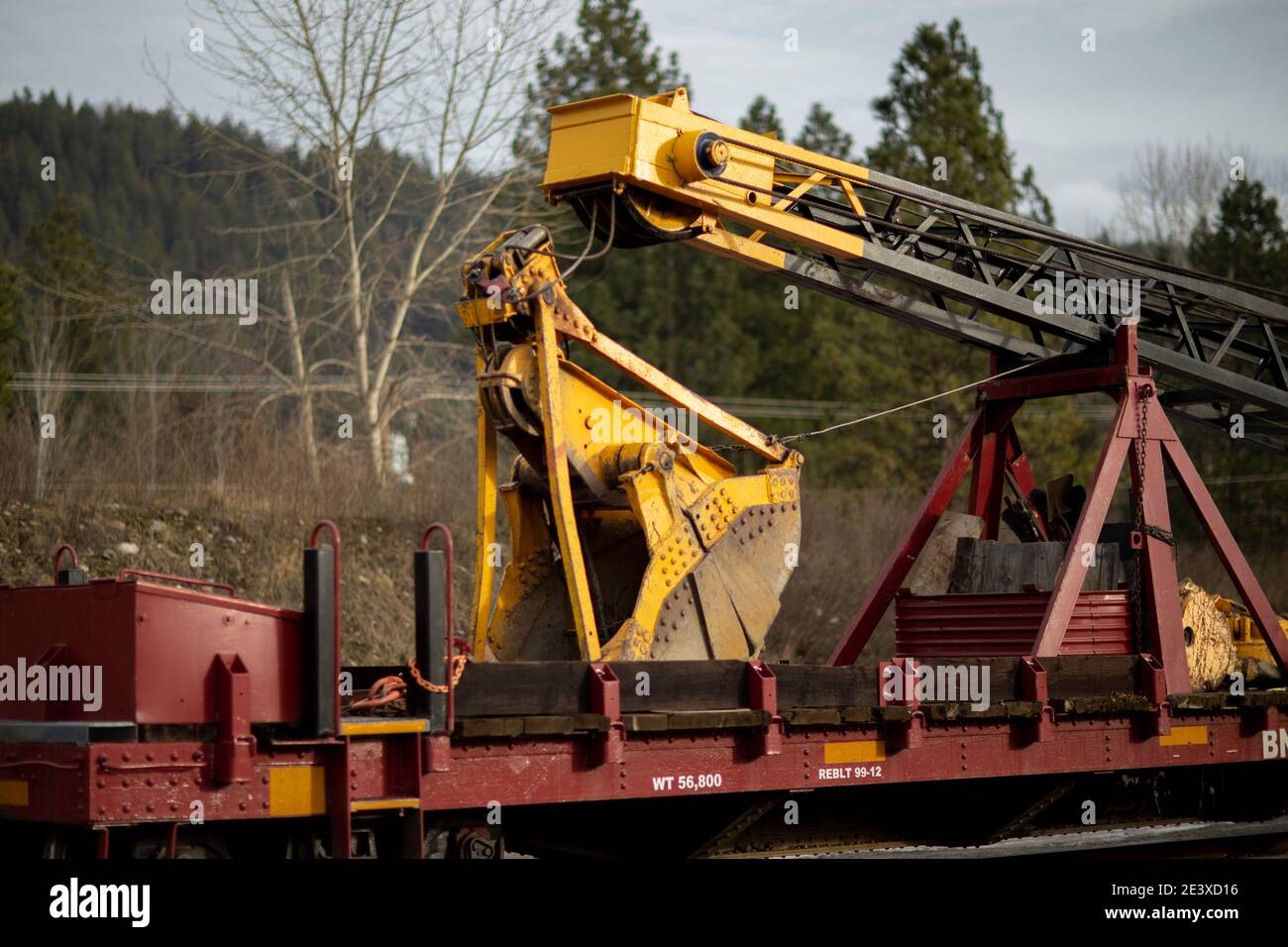 Ein Clamshell-Eimer auf einem BNSF American Hoist & Derrick Co., Modell 840 DE, 40-50 Tonnen, Diesel-Elektro-Lokkran, ca., auf den Gleisen am Railro Stockfoto