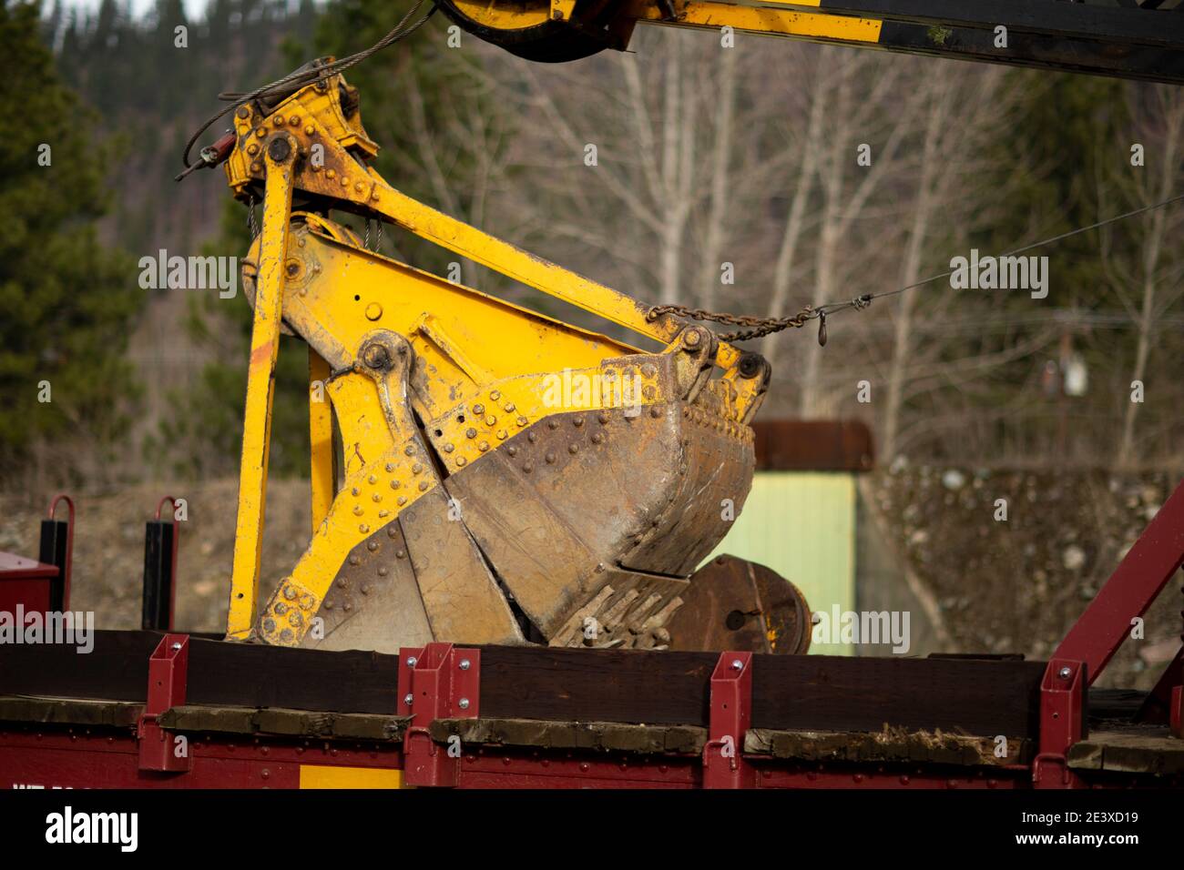 Ein Clamshell-Eimer auf einem BNSF American Hoist & Derrick Co., Modell 840 DE, 40-50 Tonnen, Diesel-Elektro-Lokkran, ca., auf den Gleisen am Railro Stockfoto