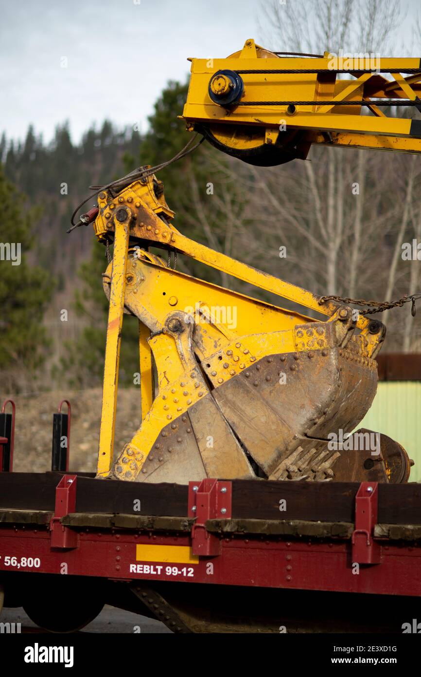 Ein Clamshell-Eimer auf einem BNSF American Hoist & Derrick Co., Modell 840 DE, 40-50 Tonnen, Diesel-Elektro-Lokkran, ca., auf den Gleisen am Railro Stockfoto