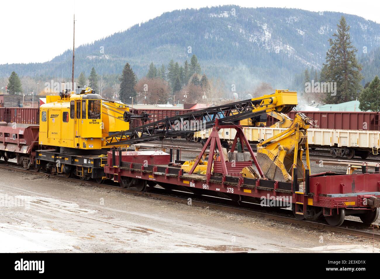 Ein BNSF American Hoist & Derrick Co., Modell 840 DE, 40-50 Tonnen, Diesel-Elektro-Lokkran, ca., auf den Gleisen auf dem Eisenbahnhof, Troy, Montana Stockfoto