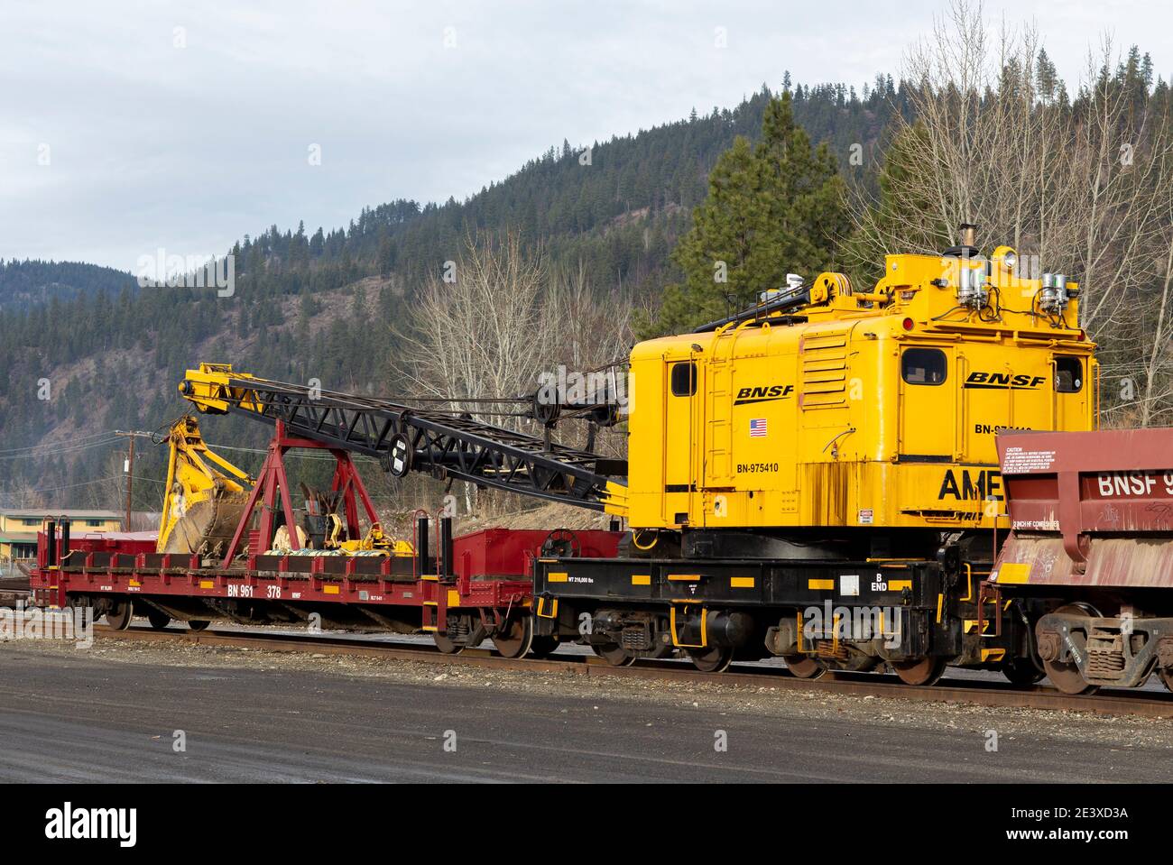 Ersatz-Räder und Achse auf den Gleisen, auf dem BNSF-Eisenbahnhof, Troy, Montana. Burlington Northern und Santa Fe Railway war für Stockfoto