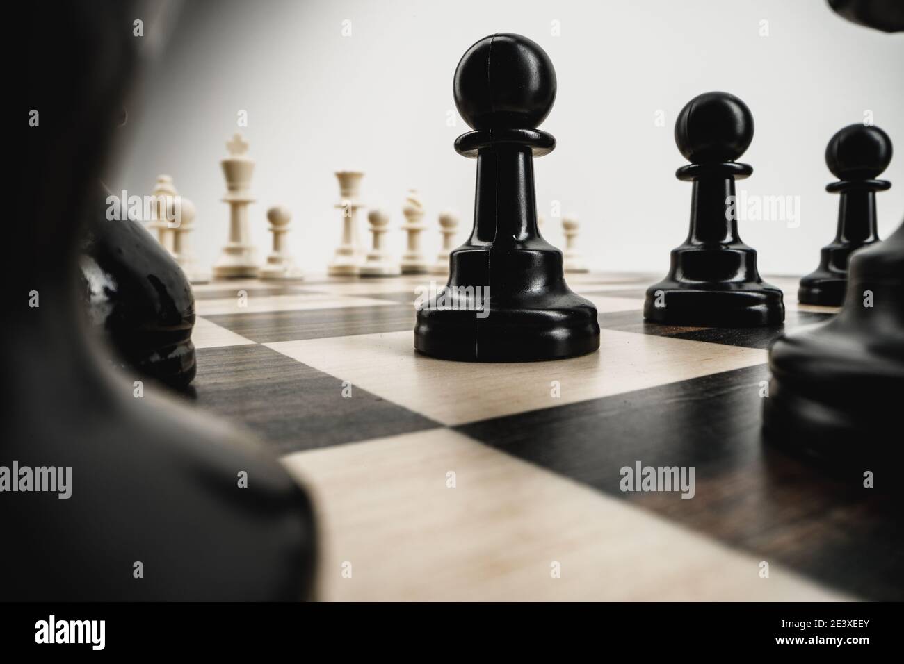 Macro photo of chess pieces on a chess board Stockfoto