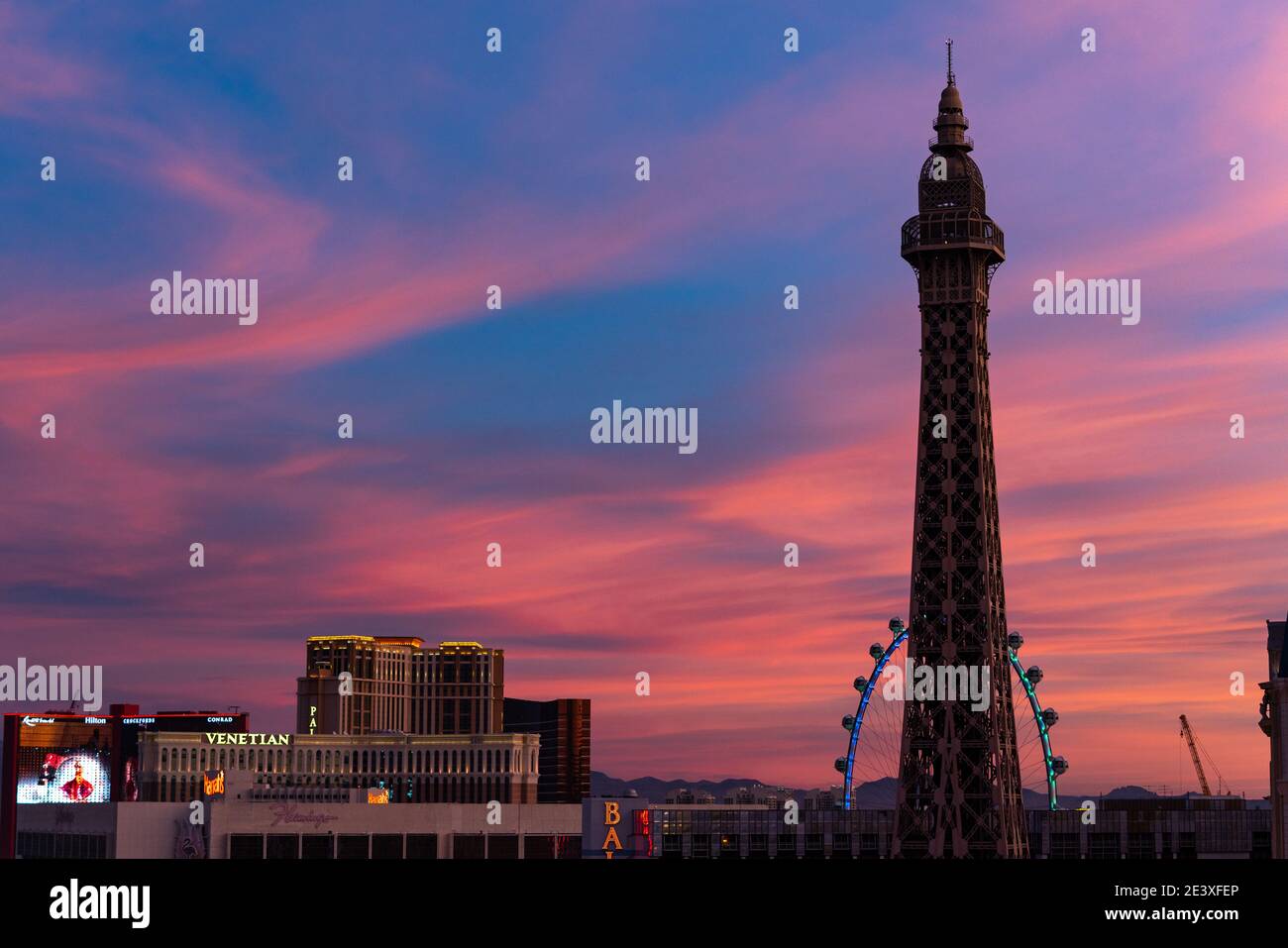 Sonnenuntergang über dem Las Vegas Strip Stockfoto