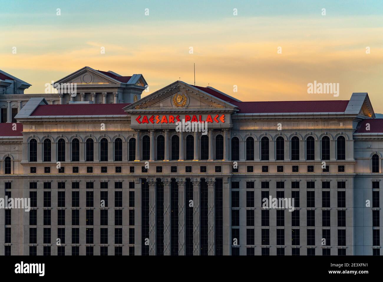 Caesers Palace in der Abenddämmerung auf dem Las Vegas Strip Stockfoto