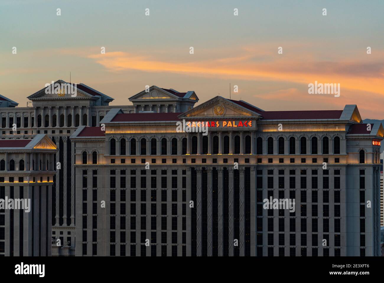 Caesers Palace in der Abenddämmerung auf dem Las Vegas Strip Stockfoto