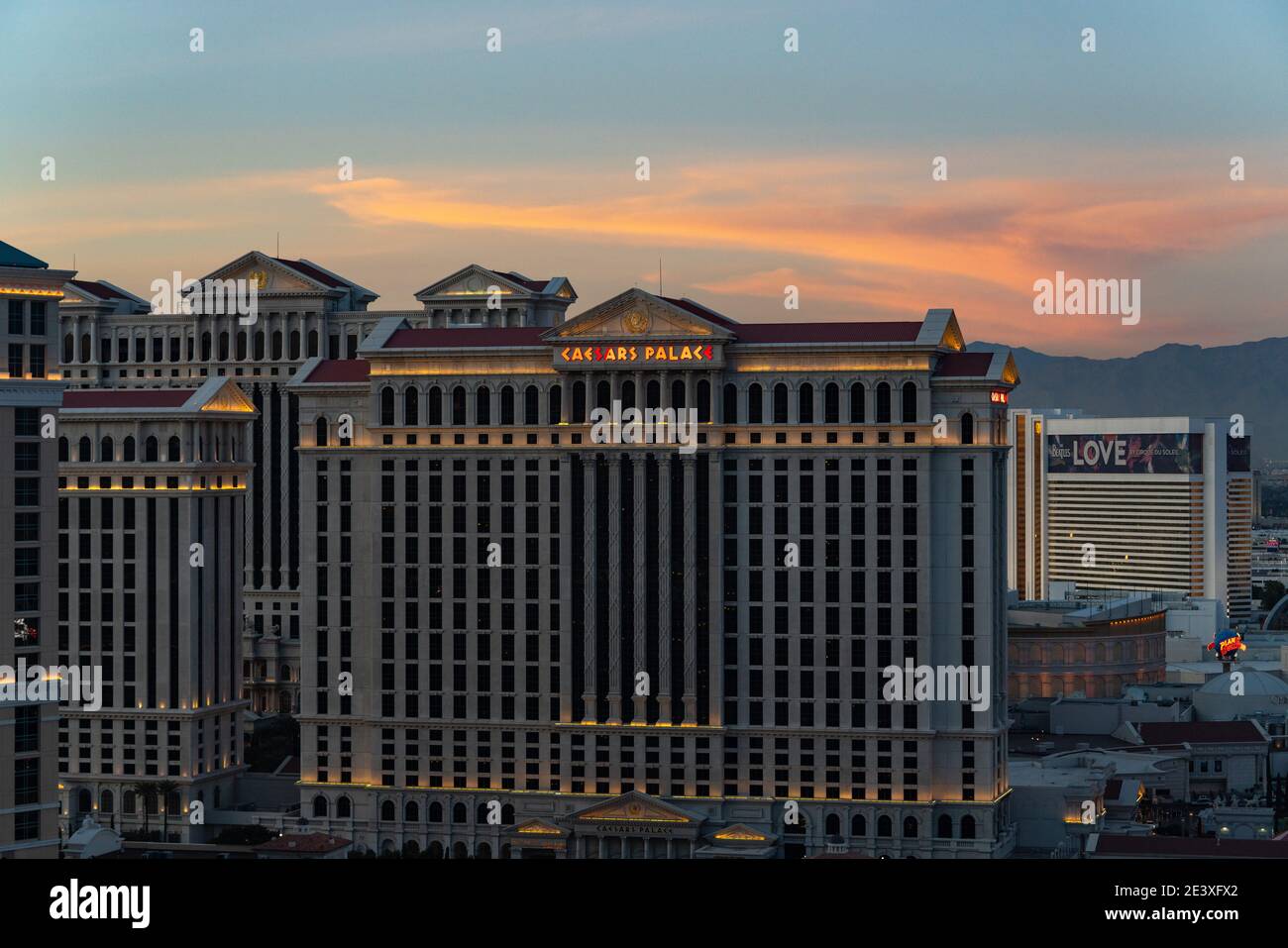 Caesers Palace in der Abenddämmerung auf dem Las Vegas Strip Stockfoto