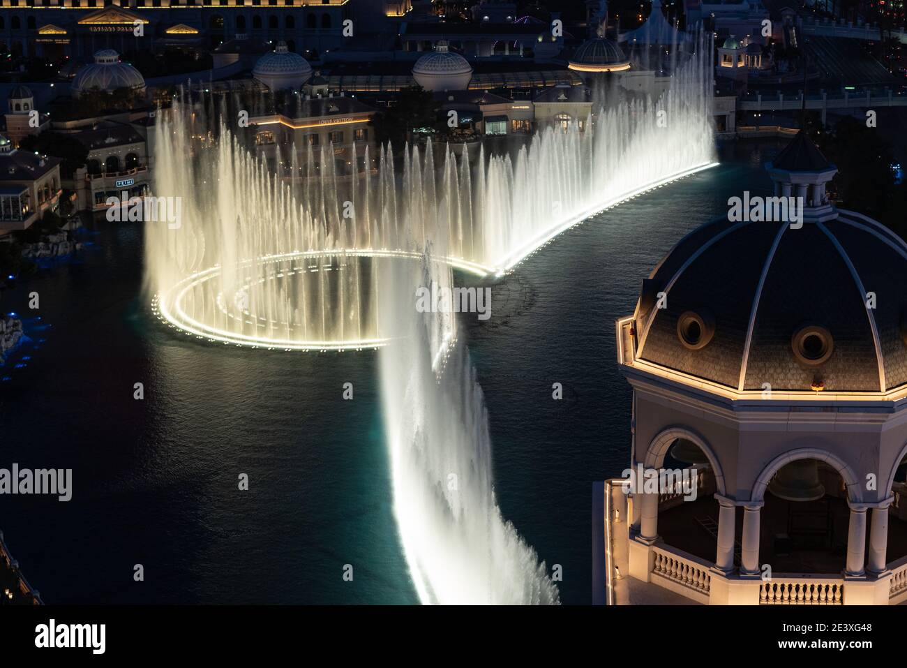 Die Springbrunnen von Bellagio setzen auf ihre Wassershow an Nacht auf dem Las Vegas Strip Stockfoto