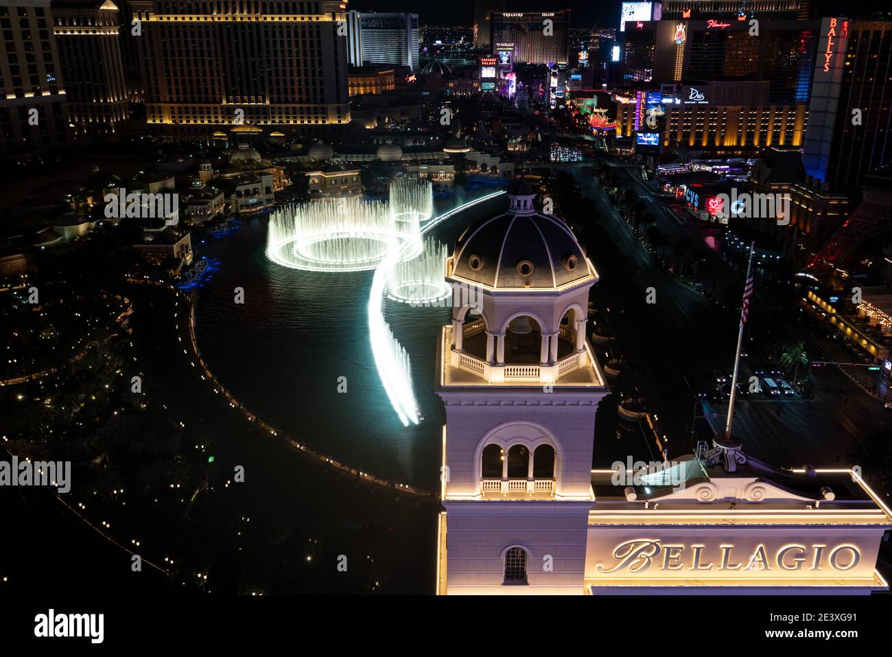 Die Springbrunnen von Bellagio setzen auf ihre Wassershow an Nacht auf dem Las Vegas Strip Stockfoto