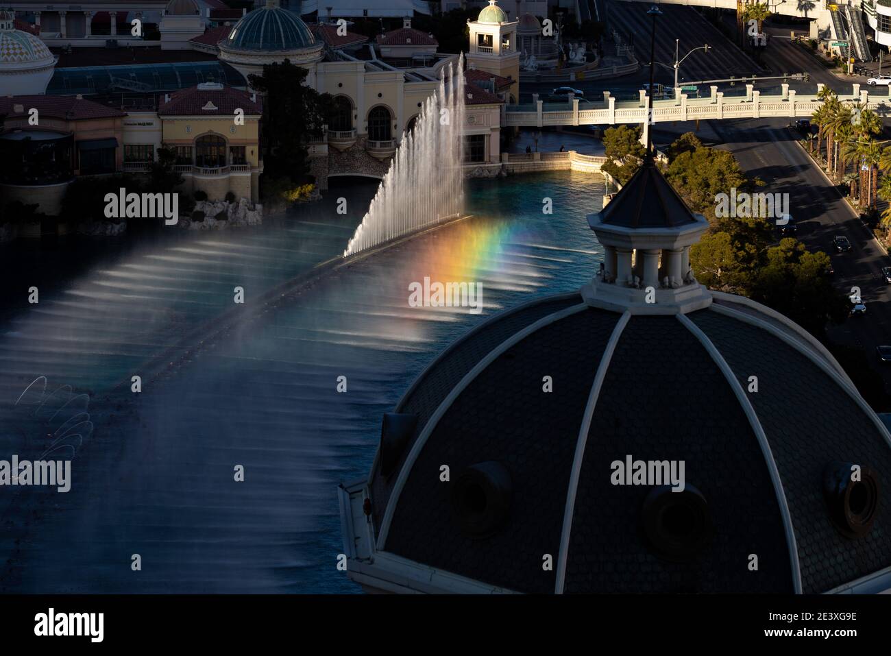 Die Springbrunnen von Bellagio, die kleine Regenbögen wie die Sonne aufdecken Beginnt auf dem Las Vegas Strip Stockfoto