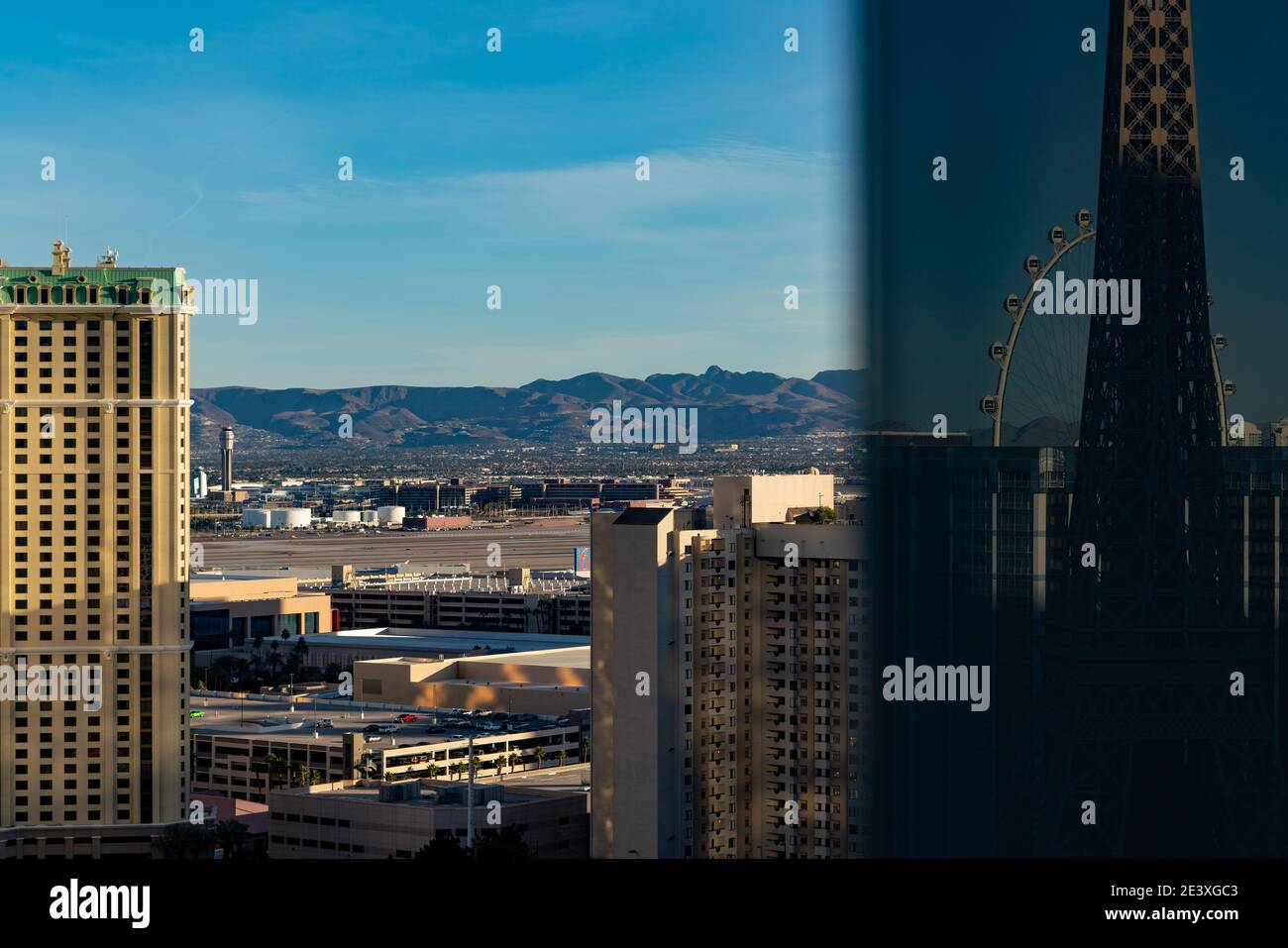 Gesamtansicht des McCarran International Airport, mit dem High Roller und Paris Hotel reflektiert von einem Cosmopolitan von Las Vegas Balkon Stockfoto
