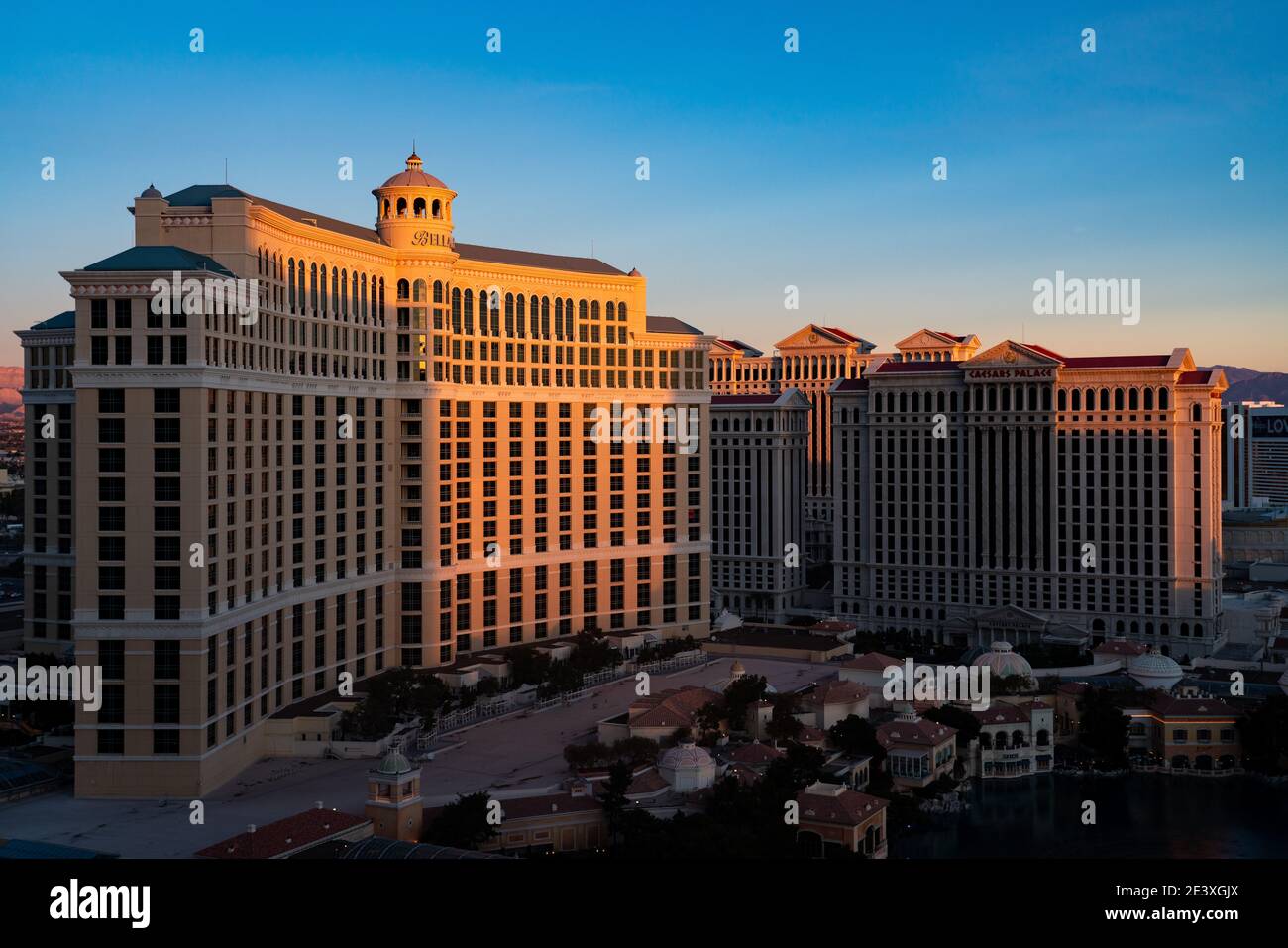 Bellagio Hotel & Casino und Caesers Palace als Sonne Erhebt sich über dem Las Vegas Strip Stockfoto