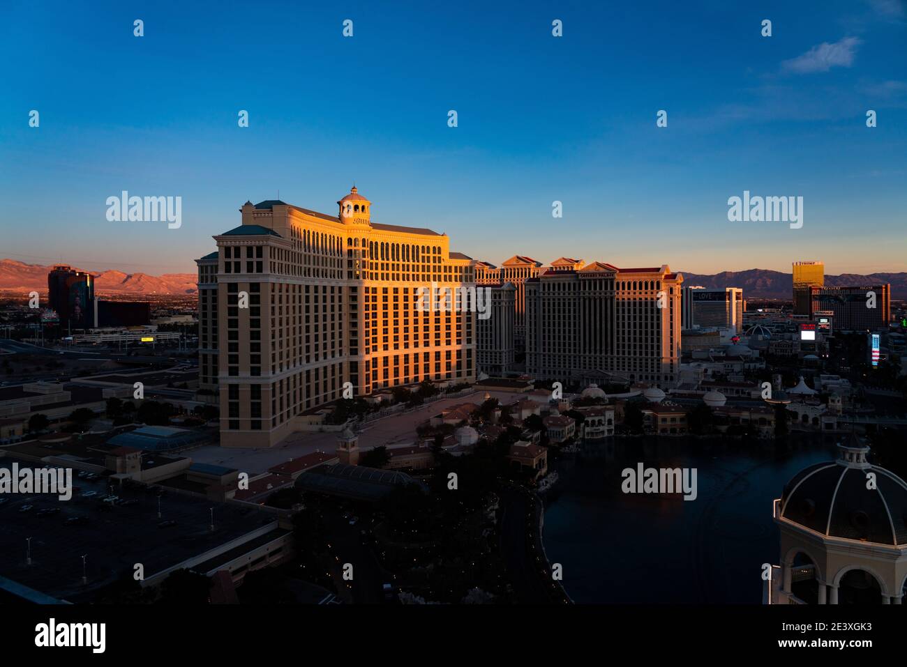 Bellagio Hotel & Casino und Caesers Palace als Sonne Erhebt sich über dem Las Vegas Strip Stockfoto