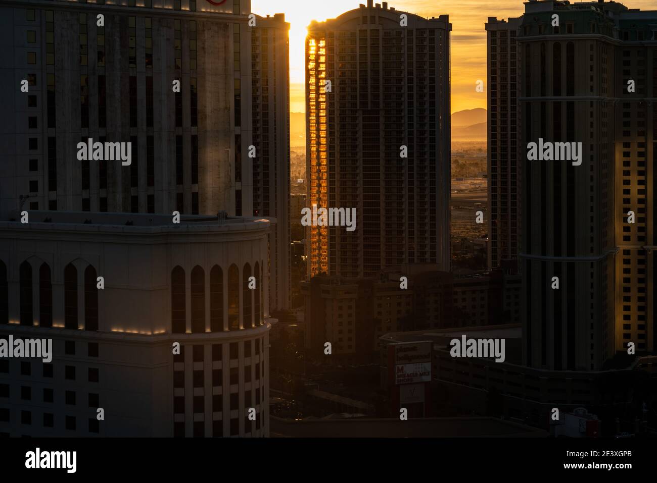 Die Sonne geht hinter Luxuary Suite International im Signature in Las Vegas, NV auf Stockfoto