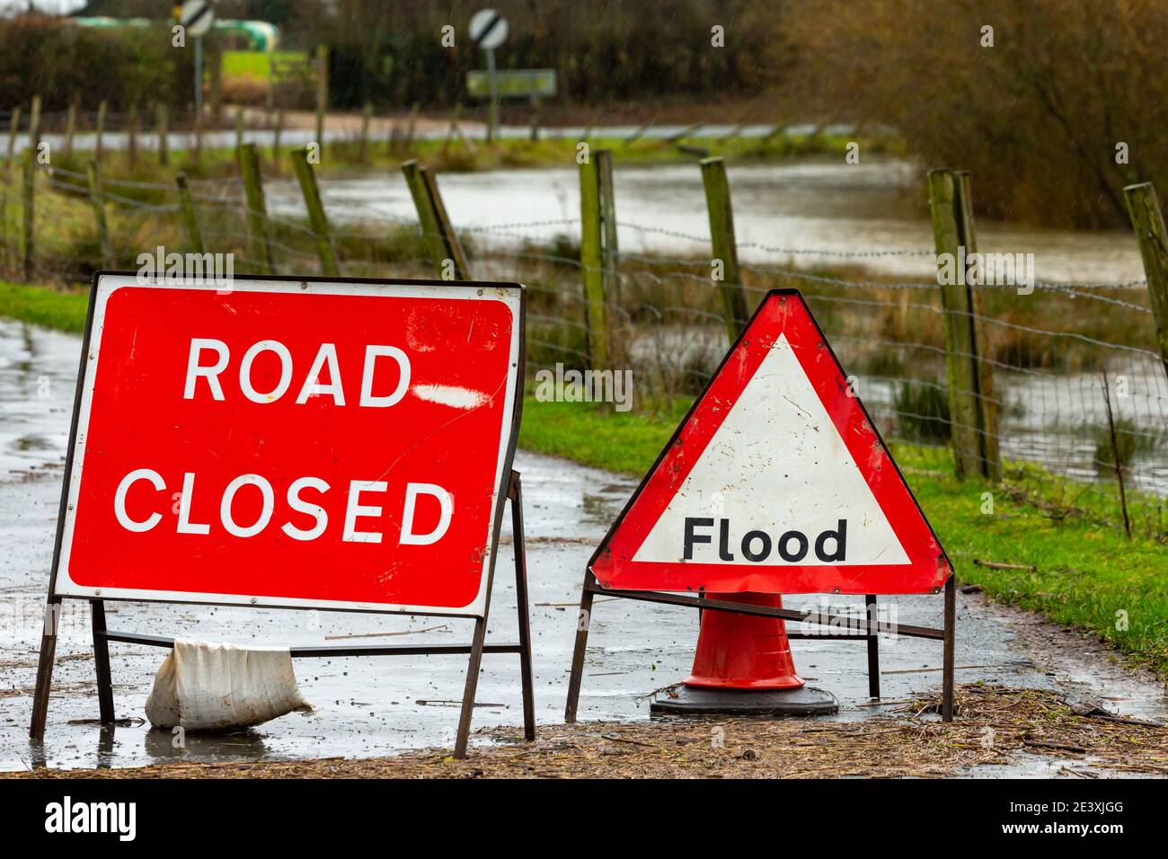 Straße gesperrt und Hochwasserbeschilderungen im ländlichen Dorf Breighton aufgrund von Überschwemmungen durch Sturm Christoph und heftigen Regenfällen in North Yorkshire, Großbritannien. Stockfoto