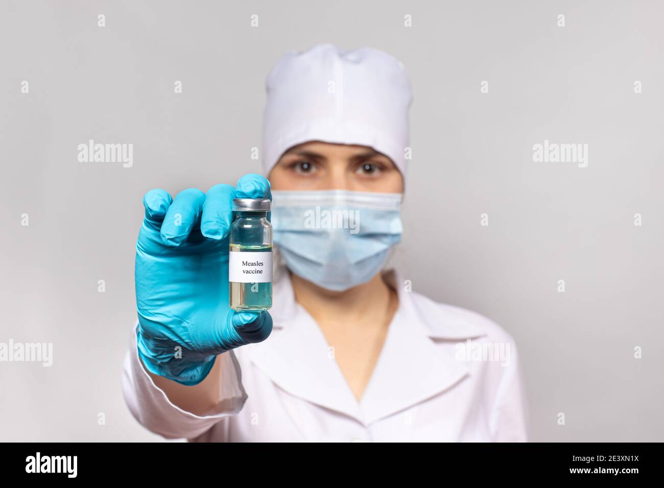 Ein Arzt oder Labortechniker hält einen Masernimpfstoff. Masernepidemie, Masernenzephalitis. Das Konzept der Impfung im Gesundheitswesen Stockfoto