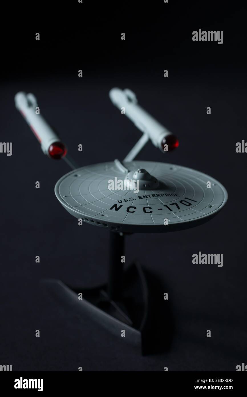 USS Enterprise Modell basiert auf dem Raumschiff aus dem TV-Serie Star Trek von Gene Roddenberry auf einem Schwarzer Hintergrund Stockfoto