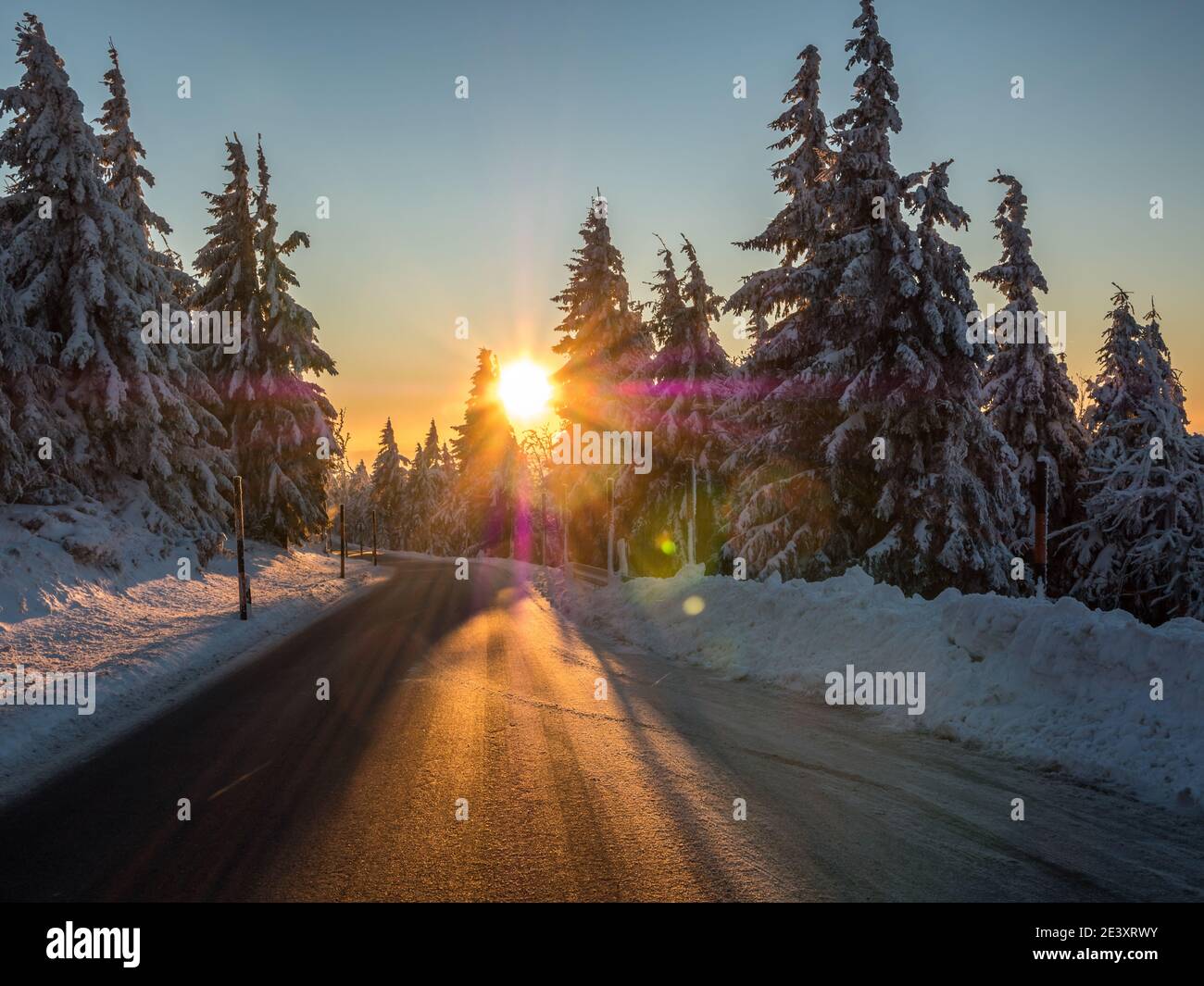 Sonnenblenden auf einer Straße im Winter Stockfoto