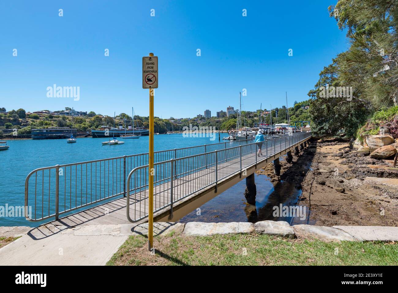 Eine Fußgängerbrücke aus Stahl verbindet zwei Teile des Sawmillers Reserve am nördlichen Ufer des Sydney Harbour, North Sydney, Australien Stockfoto