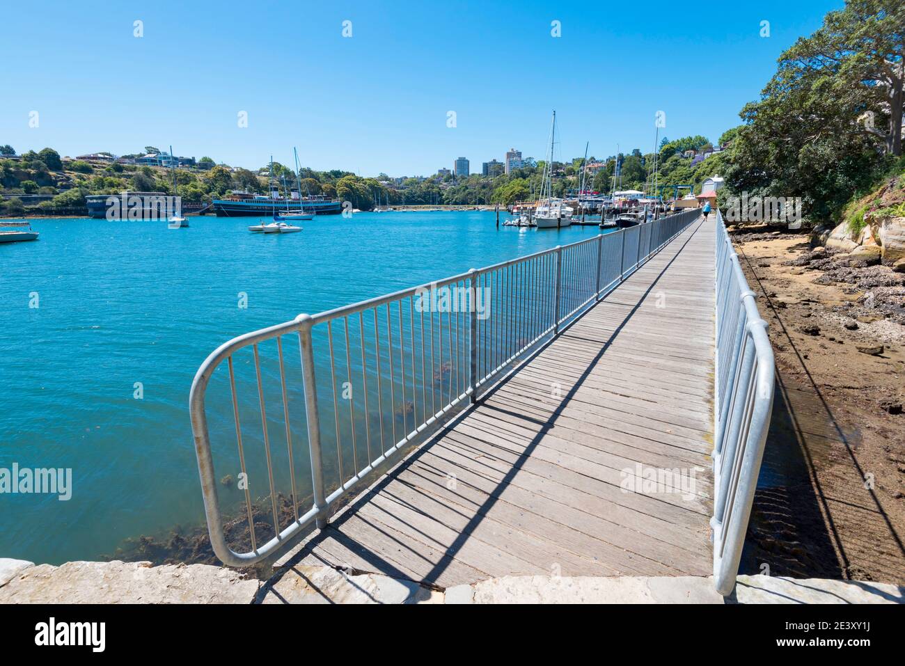 Eine Fußgängerbrücke aus Stahl verbindet zwei Teile des Sawmillers Reserve am nördlichen Ufer des Sydney Harbour, North Sydney, Australien Stockfoto