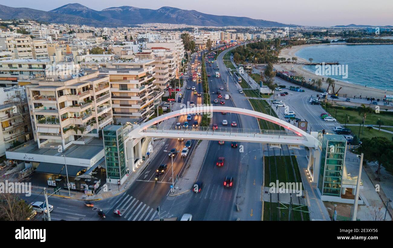 Die neue Fußgängerbrücke über die Poseidonos Avenue, bei Alimos, Griechenland Stockfoto