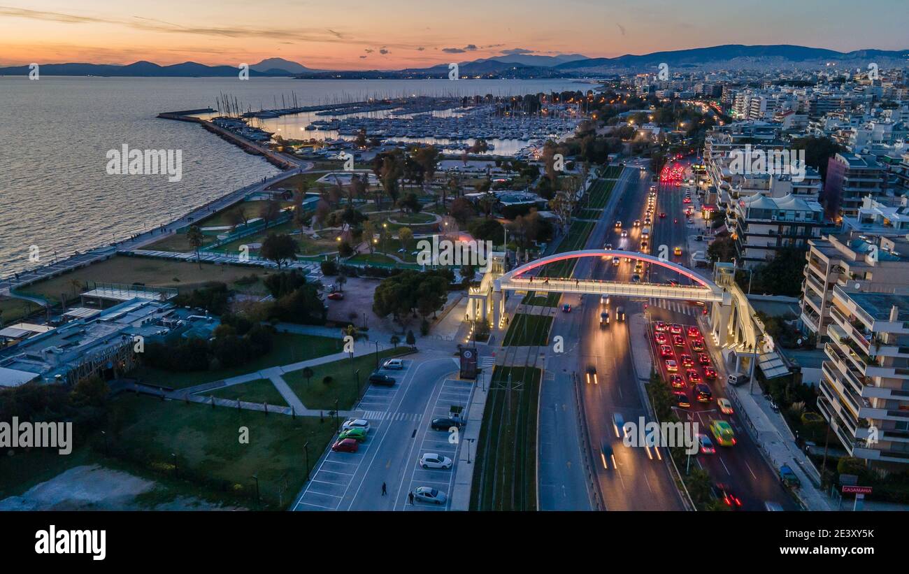 Die neue Fußgängerbrücke über die Poseidonos Avenue, bei Alimos, Griechenland Stockfoto