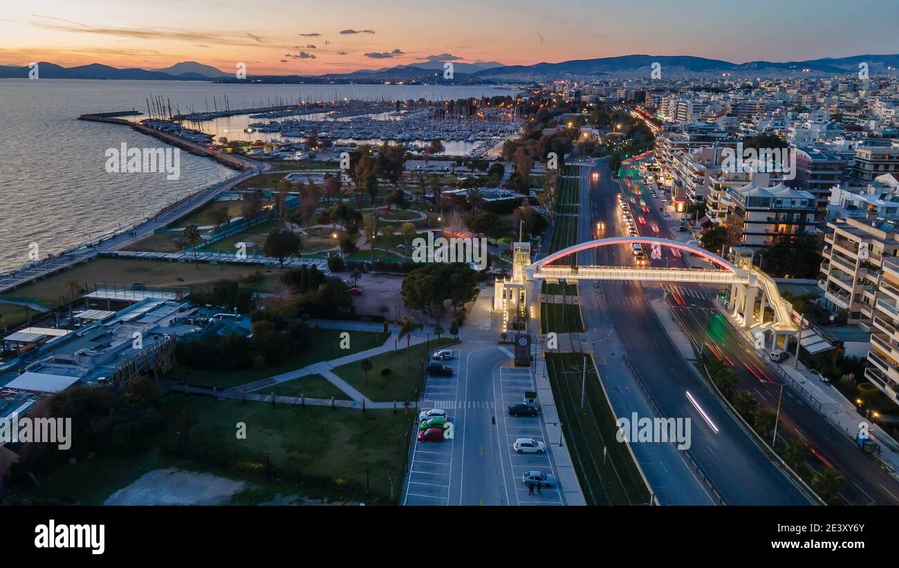 Die neue Fußgängerbrücke über die Poseidonos Avenue, bei Alimos, Griechenland Stockfoto
