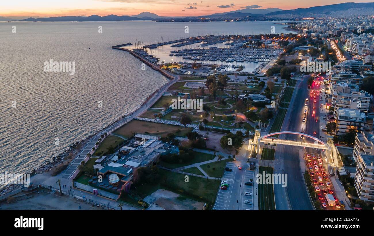 Die neue Fußgängerbrücke über die Poseidonos Avenue, bei Alimos, Griechenland Stockfoto