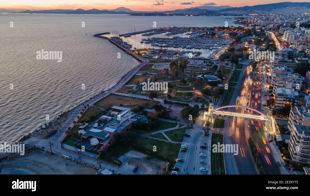 Die neue Fußgängerbrücke über die Poseidonos Avenue, bei Alimos, Griechenland Stockfoto