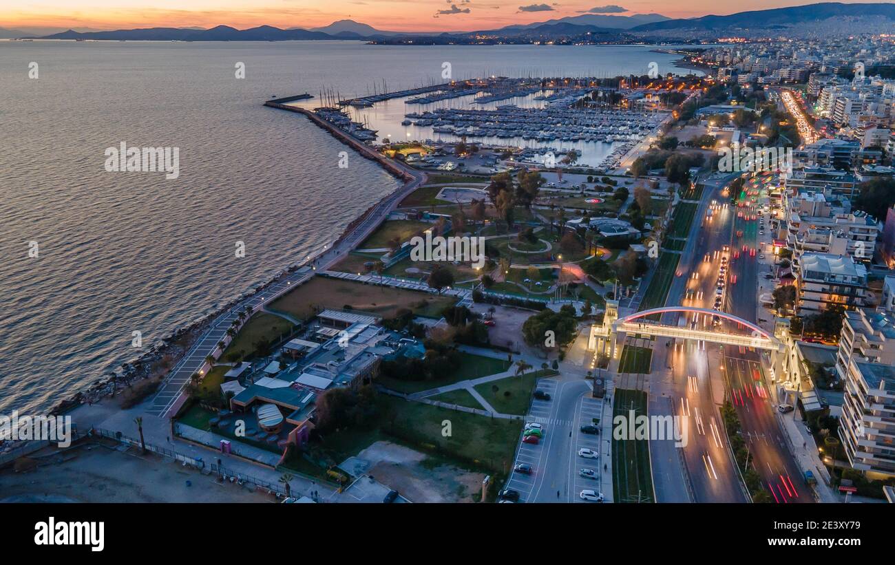 Die neue Fußgängerbrücke über die Poseidonos Avenue, bei Alimos, Griechenland Stockfoto