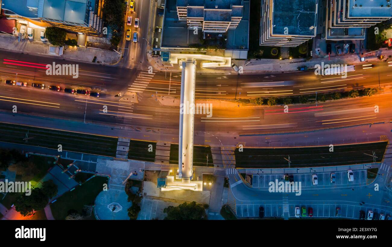 Die neue Fußgängerbrücke über die Poseidonos Avenue, bei Alimos, Griechenland Stockfoto
